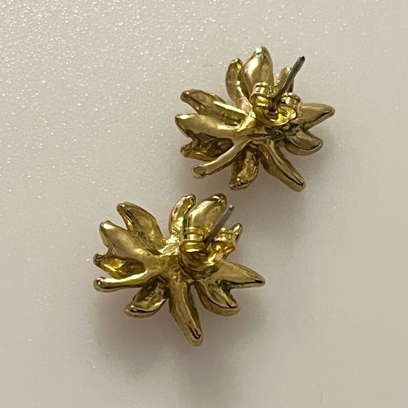 Vintage Metal Enamel MCM Poinsettia Flower Christmas Earrings - Picture 5 of 11